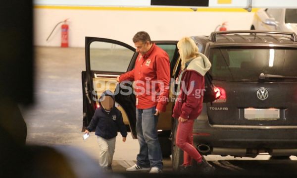 Ο φωτογραφικός φακός του gossip-tv «έπιασε» Σκορδά-Λιάγκα και τον γιο τους στη Γλυφάδα