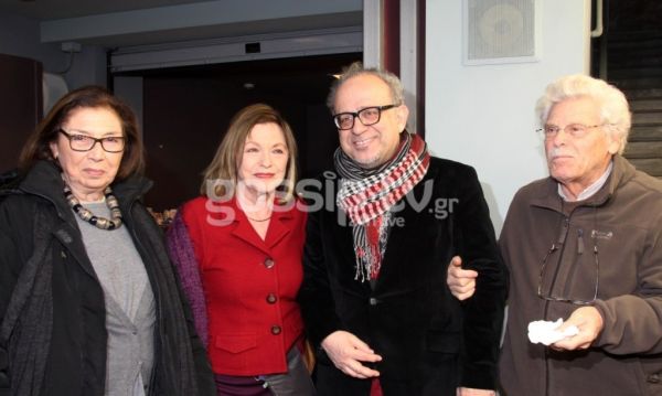 Ο Γιάνης Βαρουφάκης με τη σύζυγο του στην πρεμιέρα της παράστασης «Ευτυχισμένες μέρες»