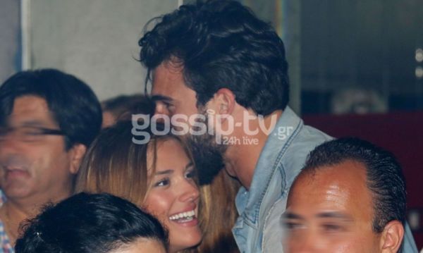 Μα τι της λες και γελάει έτσι; 