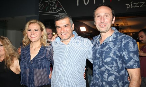 Ο θίασος του θεάτρου Αθηνά βγήκε για φαγητό 