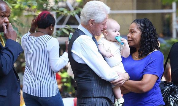 Ο Μπιλ Κλίντον αγκαλιά με το εγγόνι του