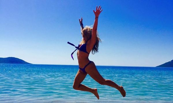 Ελληνίδα πετά ψηλά και σκορπά «εγκεφαλικά» με το κορμί «λαμπάδα»!