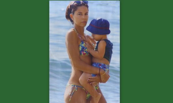 Κατερίνα Παπουτσάκη: Στην παραλία αγκαλιά με τον Μάξιμο