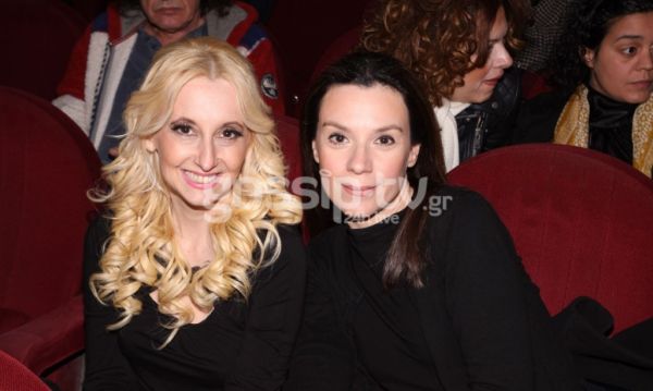 Σύσσωμη η showbiz στην πρεμιέρα της παράστασης «Το τάβλι»