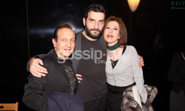 Σύσσωμη η showbiz στην πρεμιέρα της παράστασης «Το τάβλι»