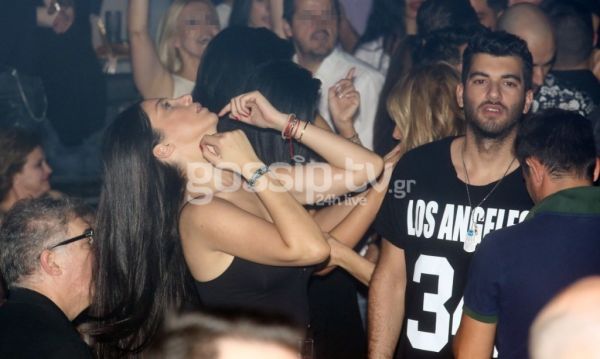 Κι όμως την κοιτά κοντά στα… μάτια!