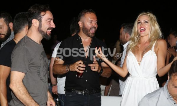 Μας πέταξε τα μάτια έξω με το αβυσσαλέο ντεκολτέ της η…