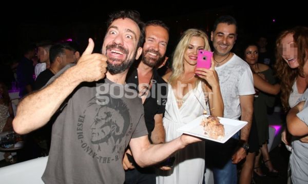 Μας πέταξε τα μάτια έξω με το αβυσσαλέο ντεκολτέ της η…