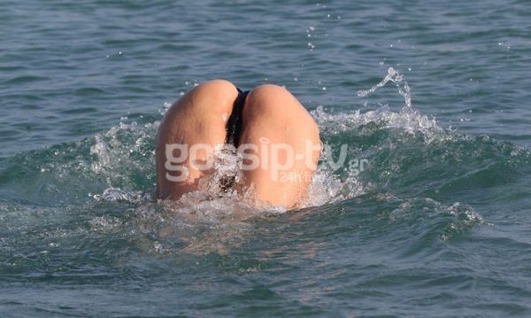 Τρέλανε κόσμο στην Μύκονο με την sexy εμφάνισή της