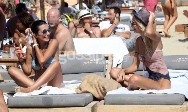 Με σέξι μαγιό τρελαίνουν τη Μύκονο