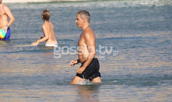 Άρης Σπηλιωτόπουλος: Στη θάλασσα με τη συνοδό του 