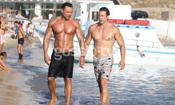 Με κοιλιακούς «κέντημα» τρελαίνει τα κορίτσια στη Μύκονο!