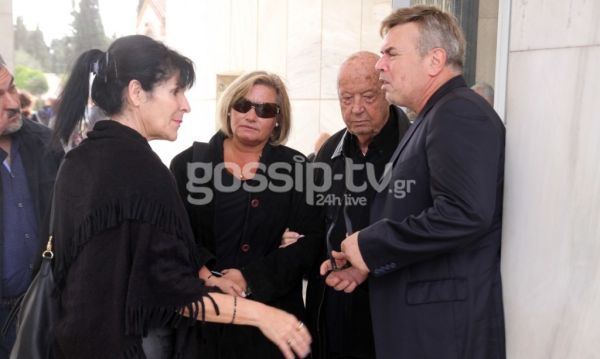 Συντετριμμένος ο Γιώργος Κατσαρός στην κηδεία της γυναίκας του