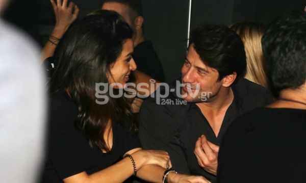 Αγκαλιάζονται… κοιτιούνται τρυφερά και… θέλουν να μας πείσουν ότι δεν είναι μαζί!