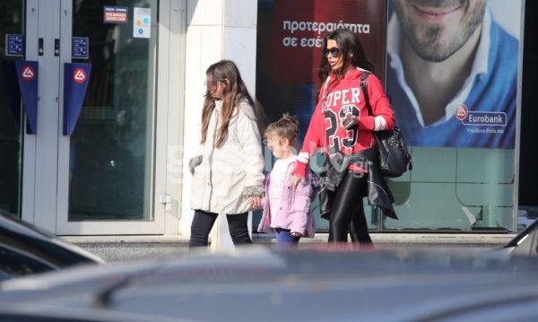 Νίνα Λοτσάρη: Βόλτα με τις κόρες της