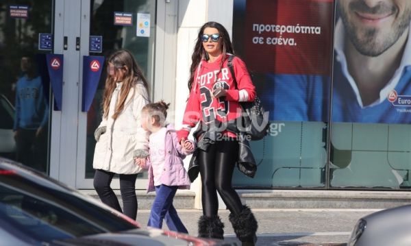 Νίνα Λοτσάρη: Βόλτα με τις κόρες της