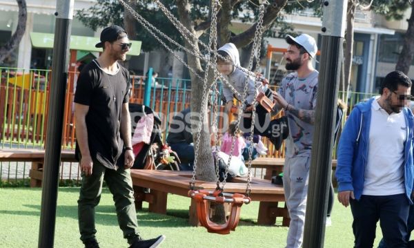 Γιώργος Μανίκας: Στην παιδική χαρά με το γιο του