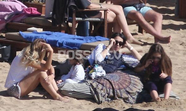Ολυμπία Χοψονίδου: Με τα παιδιά της στην παραλία