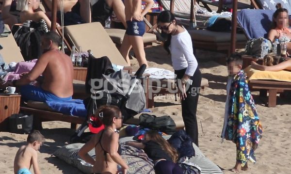 Ολυμπία Χοψονίδου: Με τα παιδιά της στην παραλία