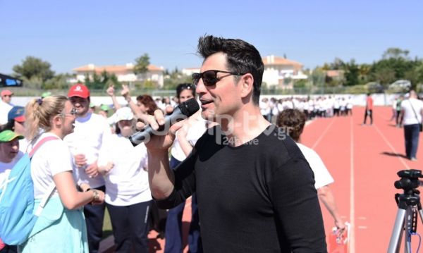 Ο Σάκης Ρουβάς κοντά στα παιδιά