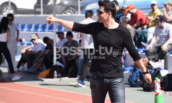 Ο Σάκης Ρουβάς κοντά στα παιδιά