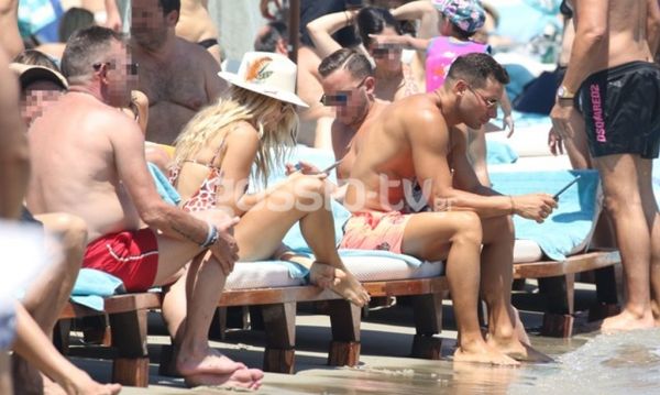 Μοίρασε... εγκεφαλικά στην παραλία η... 