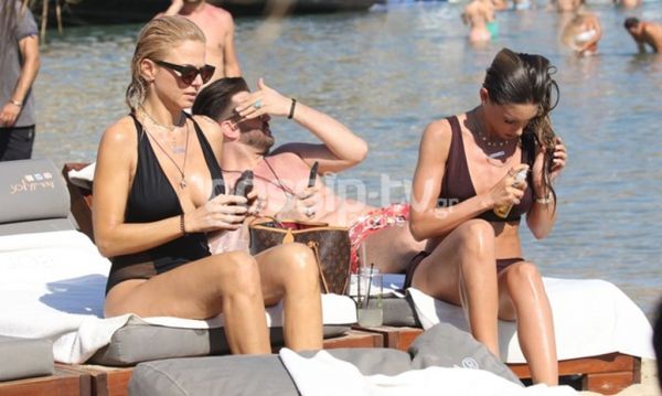 Πέρα… βρέχει για Οικονομάκου και Κοντοβά! Βουτιές και ηλιοθεραπεία στη Μύκονο!