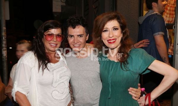 Κοσμοσυρροή στην πρεμιέρα της παράστασης «Γιε μου που πας» στο θέατρο Αθηνά