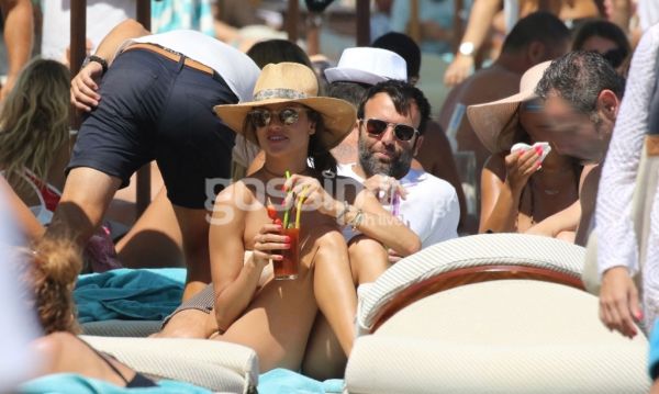 Παιχνίδια με τον άντρα της στην παραλία