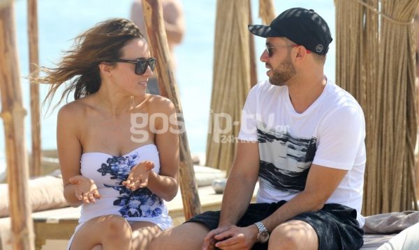 Καλομοίρα: Family by the pool