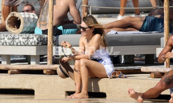 Καλομοίρα: Family by the pool