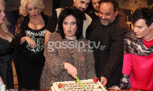 Στην κοπή της πίτας της παράστασης «Μπαμπά μην ξαναπεθάνεις Παρασκευή»