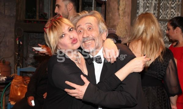 Στην κοπή της πίτας της παράστασης «Μπαμπά μην ξαναπεθάνεις Παρασκευή»