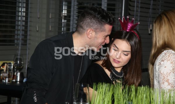 Πήγανε για ποτό και τους πιάσαμε αγκαλιά