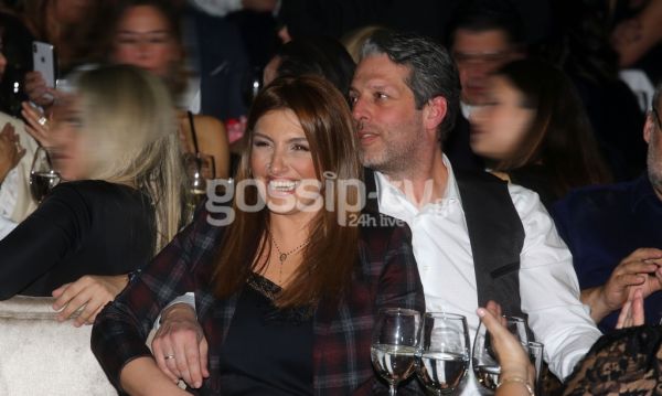 Ποιος χωρισμός; Αγκαλιές και φιλιά στα μπουζούκια