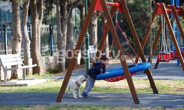 Γιώργος Λιάγκας: Στην παιδική χαρά με τον γιο του και τον Όσκαρ