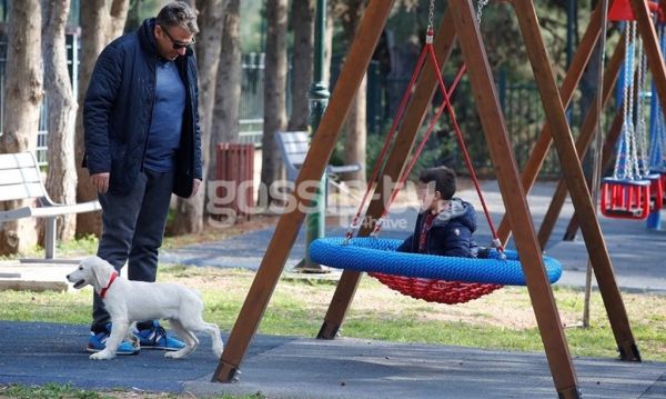 Γιώργος Λιάγκας: Στην παιδική χαρά με τον γιο του και τον Όσκαρ