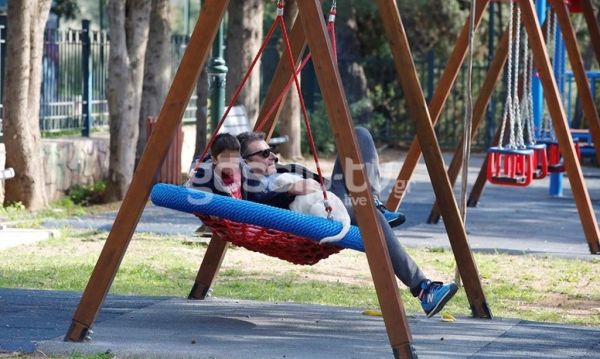 Γιώργος Λιάγκας: Στην παιδική χαρά με τον γιο του και τον Όσκαρ