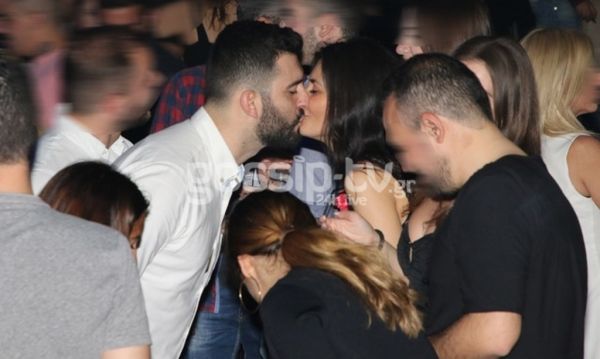 Ασυγκράτητοι! Τα καυτά φιλιά του ερωτευμένου ζευγαριού σε δημόσια θέα! 
