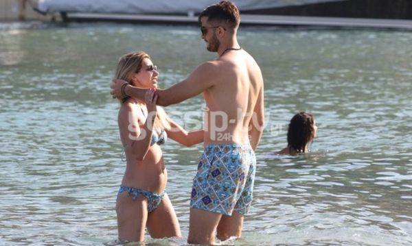 Κυκλοφορούν με... ασορτί μαγιό σε παραλία της Μυκόνου! 