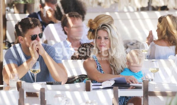 Στη Μύκονο με το γιο τους!