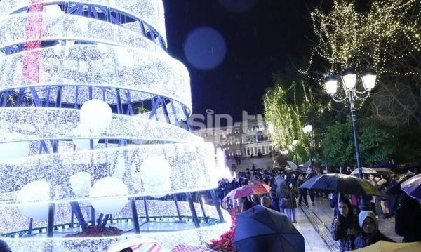 Φωταγωγήθηκε το χριστουγεννιάτικο δέντρο στο Σύνταγμα!
