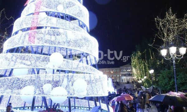 Φωταγωγήθηκε το χριστουγεννιάτικο δέντρο στο Σύνταγμα!