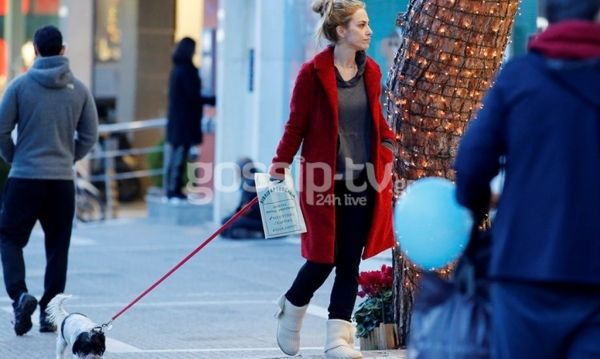 Ντορέττα Παπαδημητρίου: Χαλαρή βόλτα με το σκυλάκι της στη Γλυφάδα!