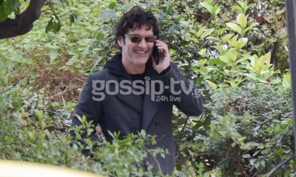 Χριστόφορος Παπακαλιάτης: Στο κέντρο της Αθήνας με το κινητό στο χέρι