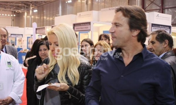 Μενεγάκη – Παντζόπουλος: Χεράκι χεράκι σε έξοδό τους – Το τρυφερό φιλί της Ελένης στον άντρα της