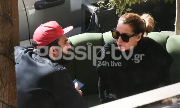 Αχ αυτός ο έρωτας! Την ταΐζει στο στόμα