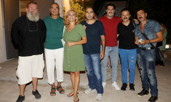 Θεοφανία Παπαθωμά Το σκονισμένο πράσινο κολάκευσε πολύ τη Θεοφανία Παπαθωμά που προτίμησε να ολοκληρώσει την εμφάνιση με το κλασικό, καλοκαιρινό σανδάλι σε χρυσό χρώμα.