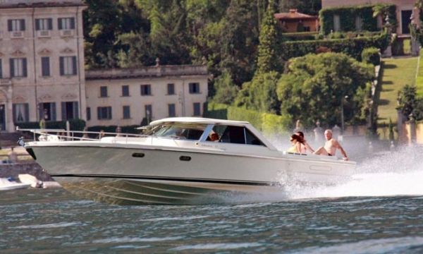 Βόλτες στο Como με τους γονείς και την πρώην του