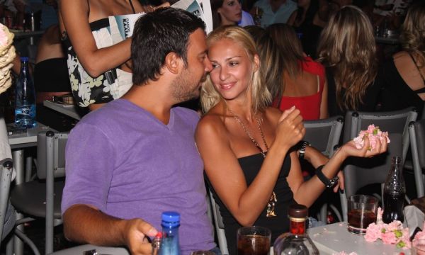 Τα καυτά φιλιά της Αφροδίτης Λασκούδη